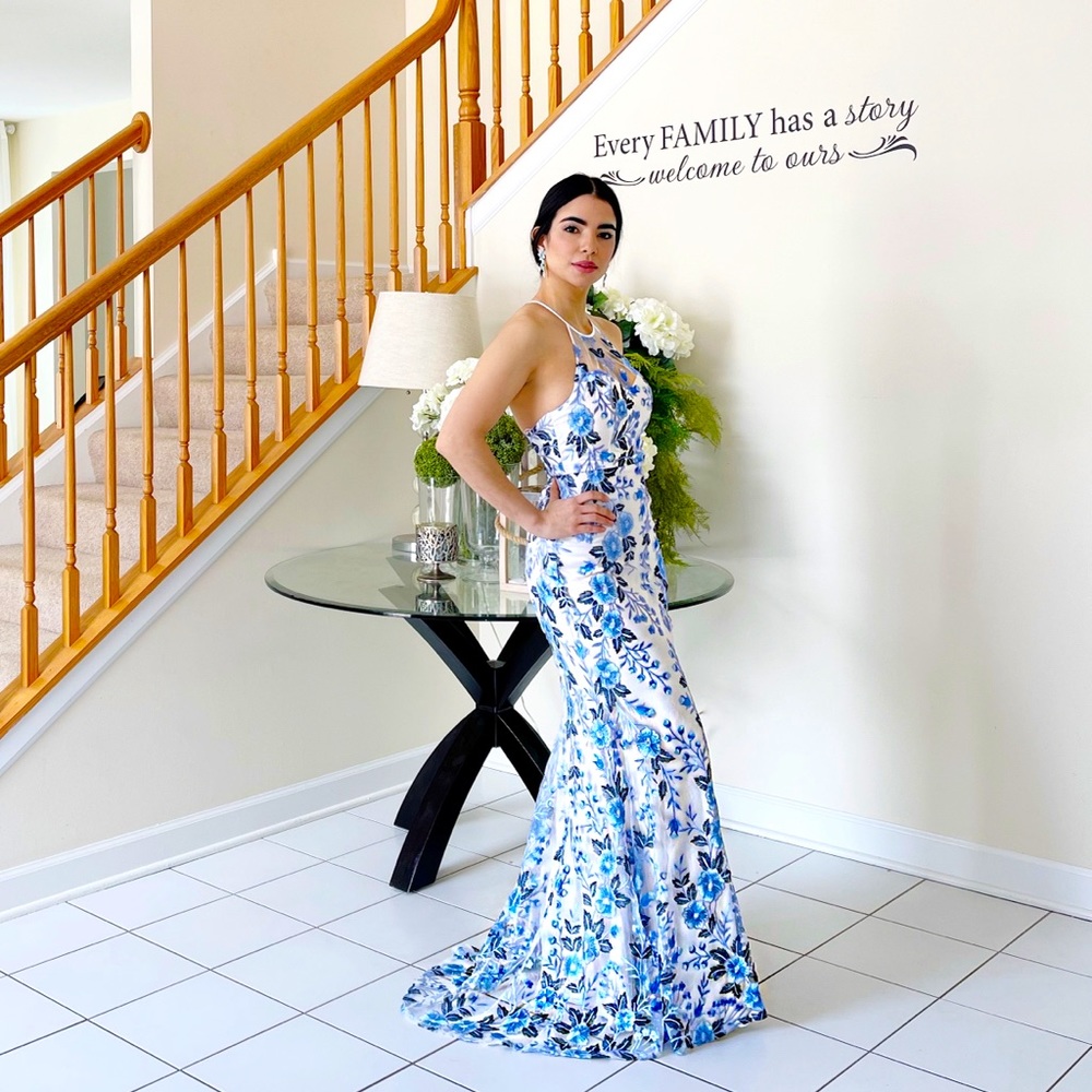 New
Never used
Perfect for weddings and prom